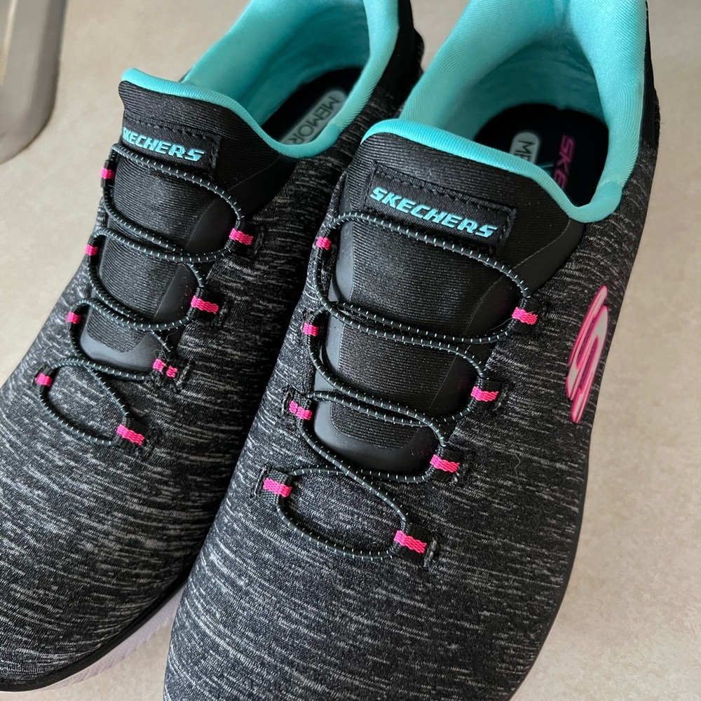 Sketchers Wide Fit Memory Foam Sneakers NWOT